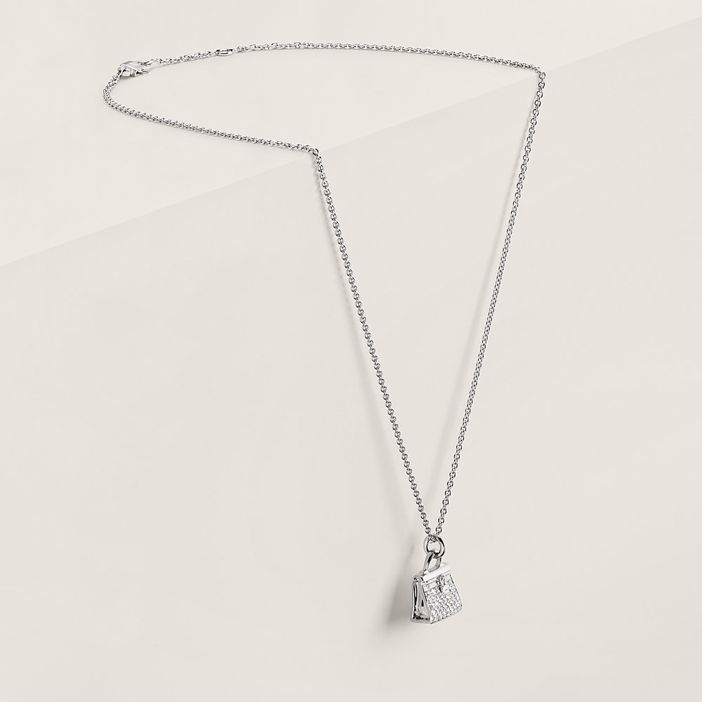 【ケリー アイコニックな魅力】HERMES Pendente Amulettes Kelly Amulettes Kelly pendant | Hermès Mainland China